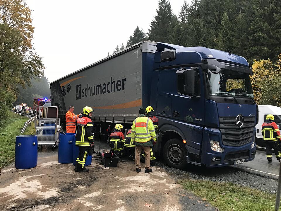 Schwarzenbach: Lkw reißt sich Dieseltank auf