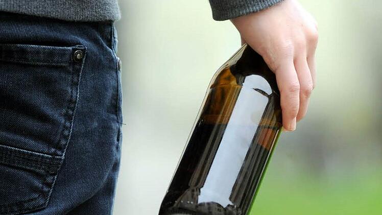 Am Vatertag haben einige Männer zu viel getrunken. Polizisten in ganz Bayern hatten einiges zu tun. Foto: Tobias Hase/dpa