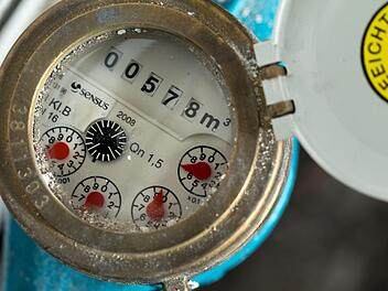 Blick auf eine Wasseruhr. In Pressig steigen ab Juli 2019 und 2020 die Verbrauchsgebühren pro Kubikmeter. Symbolfoto: Jens Büttner, dpa