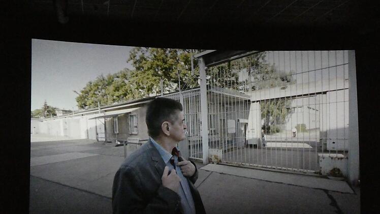 Norbert Grohmer kehrte vor Kurzem an seine alte Haftstätte, das Stasi-Gefängnis Hohenschönhausen, zurück. Den Blick durch das Gittertor in die Freiheit hat er als Häftling nie gehabt.  Foto: ertnerart