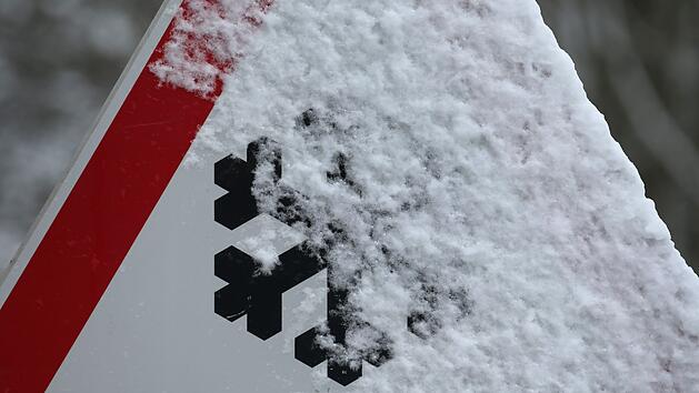 Auto rutscht aufs Gleis: Wichtige Strecke in Bayern nach Crash mit Zug stundenlang gesperrt