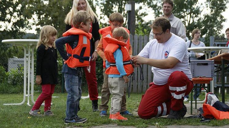 Viel zu tun hatte die Wasserwacht, die Bootsfahrten über den Sander Baggersee anbot. Die Kinder mussten dafür schon ordentlich mit einer Schwimmweste ausgerüstet werden. Und das bedeutete, jeden individuell auszustatten.