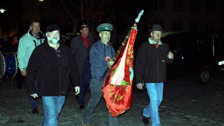 Alfred Stumpf (Mitte) führte mit der Fahne und den Mannen des LSV den Narrenzug zum Rathaus an.