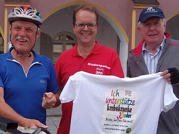 Auch Promis - wie hier der Vorsitzende der SPD-Fraktion im bayerischen Landtag, Markus Rinderspacher - kamen bei Werner Tetsch (links) nicht ohne eine Spende davon. Fotos: privat