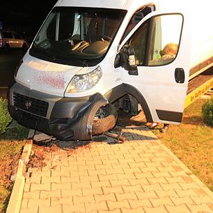 Transporter durchbricht Zaun