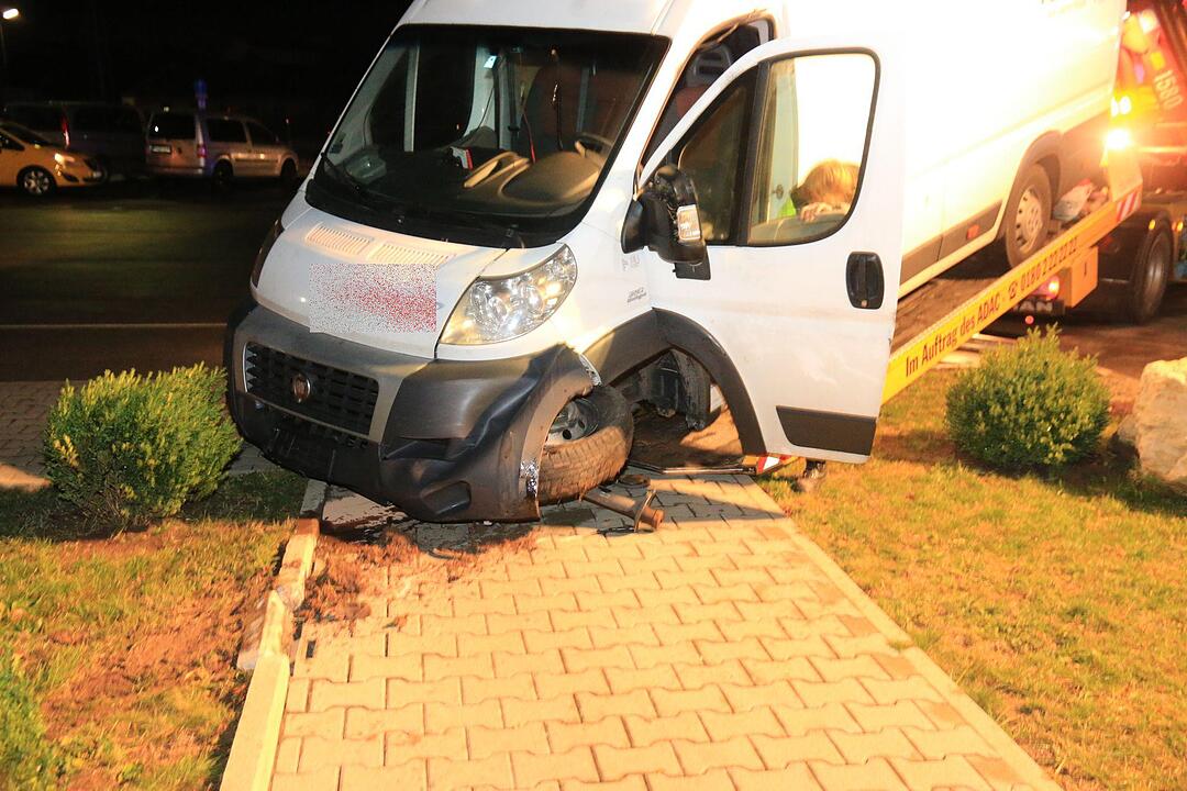 Transporter durchbricht Zaun