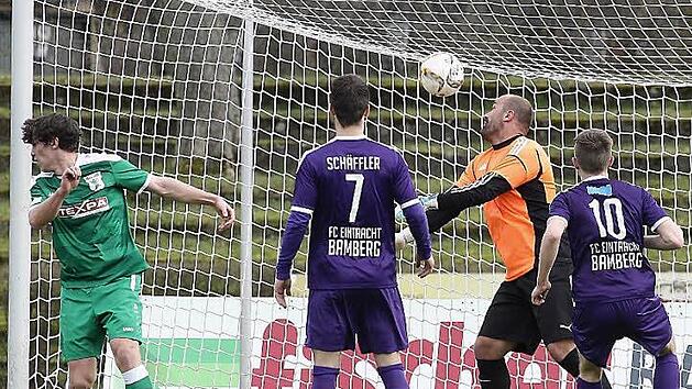 Trotz des frühen 0:1-Rückstands, bei dem Torwart Thomas Nawrat (M.) den Kopfball des Großbardorfers Joe Etzel (l.) aus kurzer Distanz nicht parieren konnte, warf die FCE-Truppe die Flinte nicht ins Korn, sondern schlug eindrucksvoll zurück. Foto: sportpress