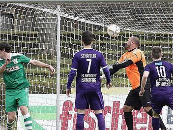 Trotz des frühen 0:1-Rückstands, bei dem Torwart Thomas Nawrat (M.) den Kopfball des Großbardorfers Joe Etzel (l.) aus kurzer Distanz nicht parieren konnte, warf die FCE-Truppe die Flinte nicht ins Korn, sondern schlug eindrucksvoll zurück. Foto: sportpress