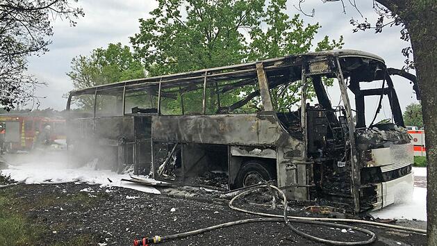 Brennender Reisebus auf der A3 Foto: News5/Grundmann