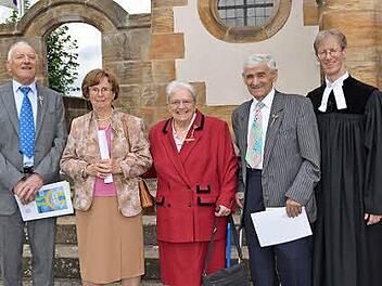 Manfred Knoth und Liliane Schiller feierten die eiserne (65 Jahre), Lieselotte Karnitzschky und Karl Kohles (von links) die kronjuwelene Konfirmation (75 Jahre); ganz rechts Pfarrer Burkhard Sachs  Fotos: Micheel