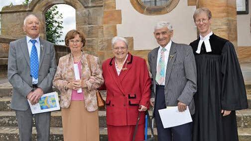 Manfred Knoth und Liliane Schiller feierten die eiserne (65 Jahre), Lieselotte Karnitzschky und Karl Kohles (von links) die kronjuwelene Konfirmation (75 Jahre); ganz rechts Pfarrer Burkhard Sachs  Fotos: Micheel