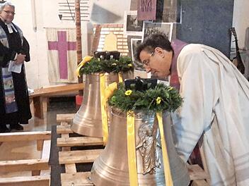 Das hat es so noch nicht gegeben, und es zeugt von gelebter Ökumene: Der katholische Dekan Michael Krammer (rechts) segnet unter den Augen von Pfarrer Gerd Kirchner die neuen evangelischen Glocken mit dem Zeichen des Öls. Fotos: Rolf Pralle