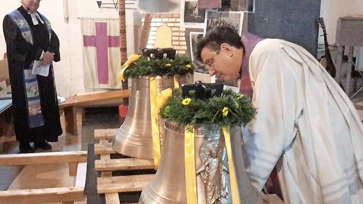 Das hat es so noch nicht gegeben, und es zeugt von gelebter Ökumene: Der katholische Dekan Michael Krammer (rechts) segnet unter den Augen von Pfarrer Gerd Kirchner die neuen evangelischen Glocken mit dem Zeichen des Öls. Fotos: Rolf Pralle