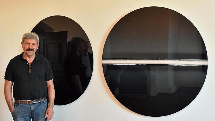 Gerhard Langenfeld stellt unter anderem zwei kreisrunde Bilder aus. Diese Spiegelbilder nutzen die hohe Spiegelkraft der schwarzen Farbe und fangen eine sich im abstrakten Bild ausdrückende Wirklichkeit ein, die zusätzlich gedoppelt wird durch die Spiegelungen in den Ausstellungsräumen.Ulrike Langer