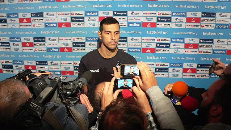 Bei der Europameisterschaft 2015 in Lille war Nikos Zisis ein gefragter Gesprächspartner der internationalen Presse. Foto: Archiv/Udo Schilling
