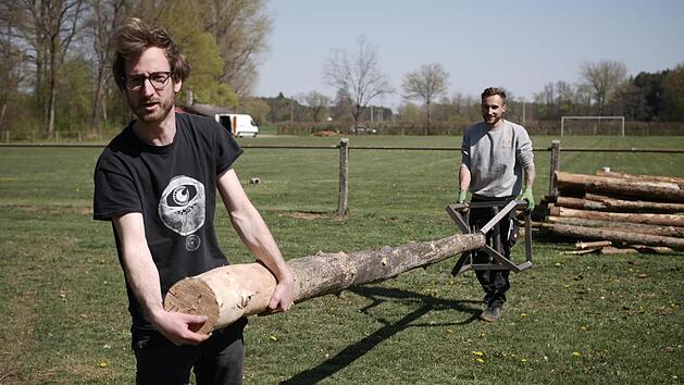 In wenigen Wochen sollen hier viele junge Menschen ausgelassen feiern. Da gibt es f&uuml;r das Tellerrand-Festival-Team um Hannes Bischoff (vorne) und Heiko Ehrenberger noch einiges zu tun. Foto: Julia Gruber