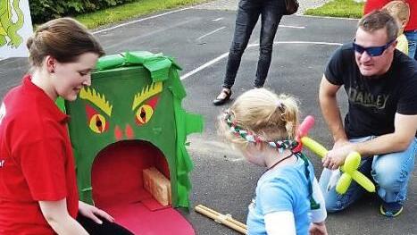 Und Schuss! Treffsicherheit bewiesen die Kinder, als sie einem gefräßigen Drachen mit Bällen buchstäblich das Maul stopften. Foto: Bernd Kleinert