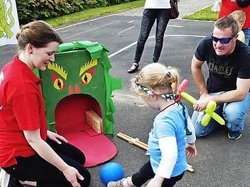 Und Schuss! Treffsicherheit bewiesen die Kinder, als sie einem gefr&auml;&szlig;igen Drachen mit B&auml;llen buchst&auml;blich das Maul stopften. Foto: Bernd Kleinert