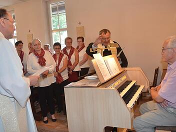 Die Orgelweihe in der St.-Josef-Kapelle in Gundelsdorf fand während des ökumenischen Kirchweihgottesdienstes statt, der von Diakon Konrad Funk (links) und Pfarrer Foltin (rechts) gestaltet wurde. Mit im Bild Organist Georg Kestel und ein Teil vom gemischten Chor "Liederkranz sing mit Gundelsdorf und Umgebung".  Foto: K.- H. Hofmann