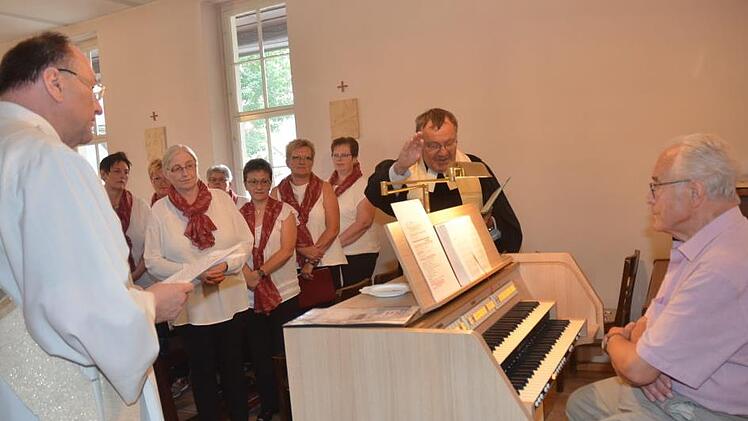 Die Orgelweihe in der St.-Josef-Kapelle in Gundelsdorf fand während des ökumenischen Kirchweihgottesdienstes statt, der von Diakon Konrad Funk (links) und Pfarrer Foltin (rechts) gestaltet wurde. Mit im Bild Organist Georg Kestel und ein Teil vom gemischten Chor "Liederkranz sing mit Gundelsdorf und Umgebung".  Foto: K.- H. Hofmann