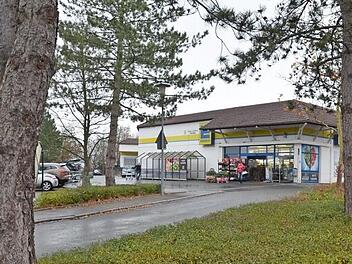 Der Edeka Markt an der Gnaileser Straße wird durch einen neuen ersetzt. Rödentals Nachbarn in Neustadt finden, dass die Stadt ein wenig viel großflächigen Einzelhandel in ihren Mauern zulässt. Foto: Rainer Lutz