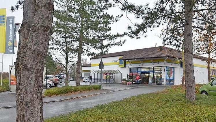 Der Edeka Markt an der Gnaileser Straße wird durch einen neuen ersetzt. Rödentals Nachbarn in Neustadt finden, dass die Stadt ein wenig viel großflächigen Einzelhandel in ihren Mauern zulässt. Foto: Rainer Lutz