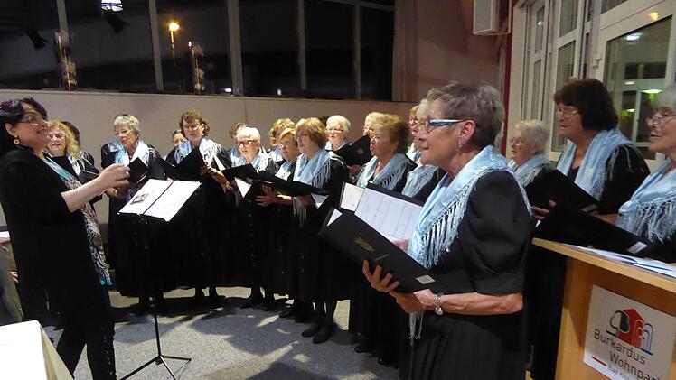 Chorleiterin Andrea Metzler und der Garitzer Frauenchor bei dem Ständchen zu seinem 40. Geburtstag.Foto: Thomas Ahnert