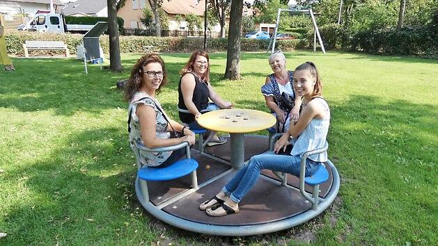 Denise Rausch (Zweite von links) ist die neue ehrenamtliche Spielplatzpatin. Das Foto zeigt sie zusammen mit einigen ihrer Mitstreiterinnen, die Mund-Nasen-Abdeckungen n&auml;hten und den Erl&ouml;s f&uuml;r den Spielplatz spendeten.  Foto: Christian Licha