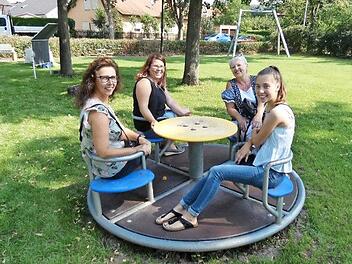 Denise Rausch (Zweite von links) ist die neue ehrenamtliche Spielplatzpatin. Das Foto zeigt sie zusammen mit einigen ihrer Mitstreiterinnen, die Mund-Nasen-Abdeckungen nähten und den Erlös für den Spielplatz spendeten.  Foto: Christian Licha