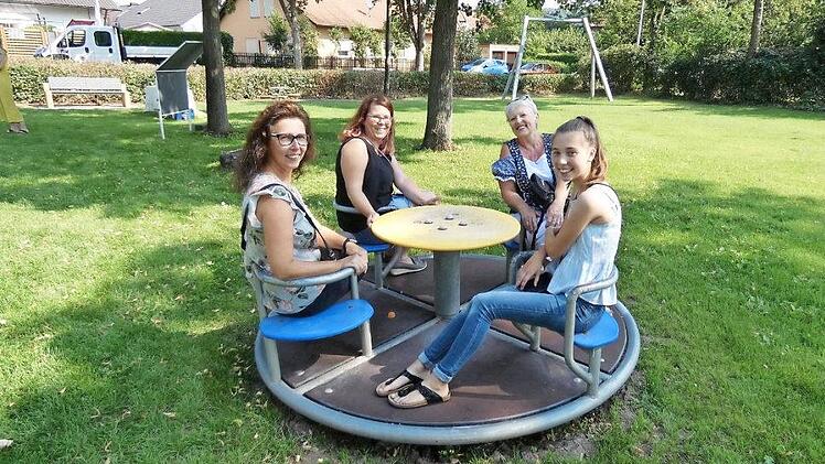 Denise Rausch (Zweite von links) ist die neue ehrenamtliche Spielplatzpatin. Das Foto zeigt sie zusammen mit einigen ihrer Mitstreiterinnen, die Mund-Nasen-Abdeckungen nähten und den Erlös für den Spielplatz spendeten.  Foto: Christian Licha