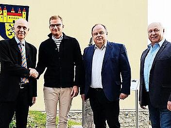 Bürgermeister Franz Uome (von links) heißt den neuen Leiter der Verwaltungsgemeinschaft Marktleugast-Grafengehaig, Johannes Goldfuß, willkommen, mit im Bild Bürgermeister Werner Burger und Verwaltungsstellenleiter Michael Laaber.