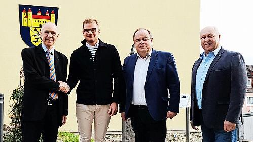 Bürgermeister Franz Uome (von links) heißt den neuen Leiter der Verwaltungsgemeinschaft Marktleugast-Grafengehaig, Johannes Goldfuß, willkommen, mit im Bild Bürgermeister Werner Burger und Verwaltungsstellenleiter Michael Laaber.