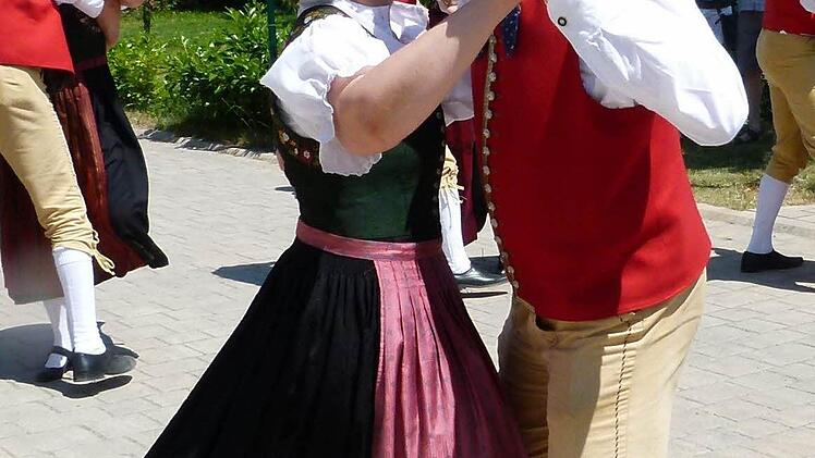 Volkstanz mit Temperament zeigte die Tanzgruppe Kolitzheim.