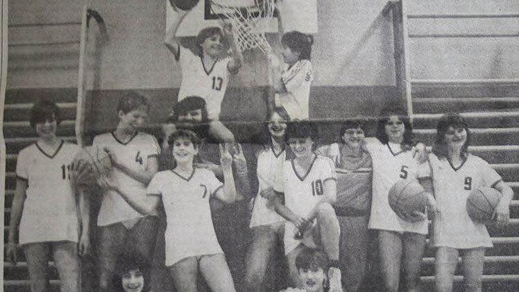 Die Meistermannschaft von 1986 mit Michelle Iberl, Tanja Friedrich, Petra Kaiser, Ilona Distler, Trainer Peter Iberl, Tanja Morchutt, Petra Lutz, Betreuerin Angela Walter, Heike Pfeuffer, Susanne Albert, Bianca Fischer, Marion Sittler, Melanie Häuslein Foto: privat