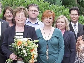 Der VdK-Kreisverband verabschiedete Doris Zeitler (von links): stellvertretenden Kreisvorsitzenden Dieter Wolf, Bezirksgeschäftsführer Roland Sack, Kreisgeschäftsstellenkollegin Christine Schuberth, Doris Zeitler, Betriebsratsvorsitzenden Günther Edl, Kreisgeschäftsführerin Anja Schmidt, stellvertretende Bezirksgeschäftsführerin Ulrike Wich, Kreisgeschäftsführer Christian Hartmann (Bayreuth früher Kronach), Ehren-Kreisfrauenvertreterin Irmgard Erhardt, Kreisgeschäftsführer Peter Groh (Lichten...
