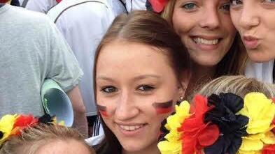 Mit der Nationalelf feierten gestern Marie Mätzschker (vorne links) und Laura Kitzinger (vorne rechts) sowie (dahinter, von links) Sarah-Lena Klaus, Hanna und Laura Diller in Berlin. Foto: Marie Mätzschker