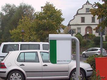 Der von-Günther-Platz: Hier könnte die erste Hammelburger Stromtankstelle entstehen. Der Anschlusskasten mit den Steckdosen stehen noch vom Herbstmarkt. Foto: Markus Reeh