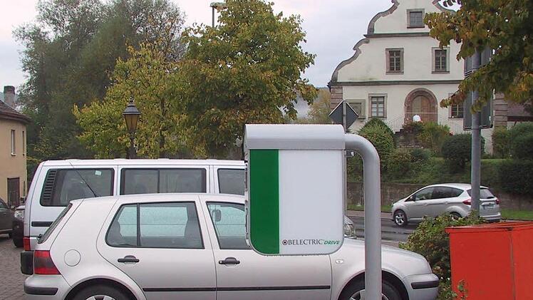 Der von-Günther-Platz: Hier könnte die erste Hammelburger Stromtankstelle entstehen. Der Anschlusskasten mit den Steckdosen stehen noch vom Herbstmarkt. Foto: Markus Reeh