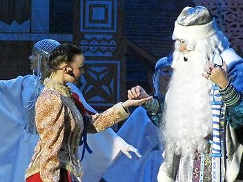Luba, das russische Aschenputtel, besucht Väterchen Frost in dessen Reich. Was sie dort erlebt, ist am Sonntag in Bamberg zu sehen.  Foto: Burk Artist Management