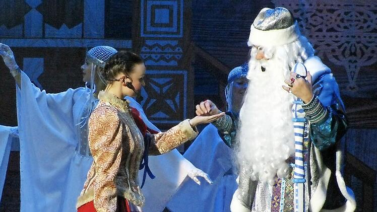 Luba, das russische Aschenputtel, besucht Väterchen Frost in dessen Reich. Was sie dort erlebt, ist am Sonntag in Bamberg zu sehen.  Foto: Burk Artist Management