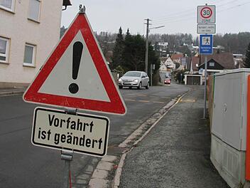 Ein großes Schild weist auf die Neuerungen rund um die Burghaiger Schule hin: Denn ab sofort ist die Schulstraße keine Vorfahrtsstraße mehr, sondern es gilt die Rechts-vor-links-Regel. Die Seitenstraßen sind also vorfahrtsberechtigt. Fotos: Sonja Adam