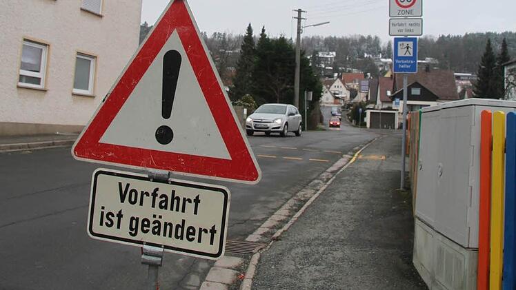 Ein großes Schild weist auf die Neuerungen rund um die Burghaiger Schule hin: Denn ab sofort ist die Schulstraße keine Vorfahrtsstraße mehr, sondern es gilt die Rechts-vor-links-Regel. Die Seitenstraßen sind also vorfahrtsberechtigt. Fotos: Sonja Adam