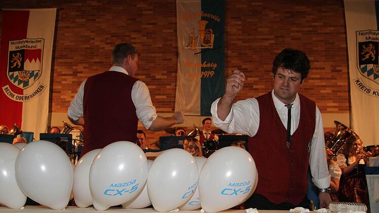 Hans Weiß ließ bei der Luftballon-Polka 17 weiße Luftballons platzen. Als Schlagzeug-Ersatz.