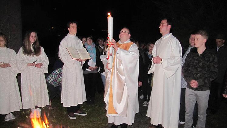 Kaplan Norbert Förster (Mitte) bei der Zeremonie der Lichtfeier Foto: Martin Koch