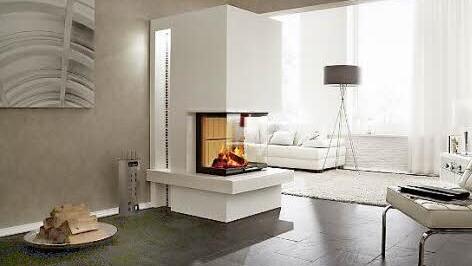 Ein moderner Kachelofen, Heizkamin oder Kaminofen bietet alle Möglichkeiten, ein Haus energietechnisch auf den neuesten Stand zu bringen. Foto: PR