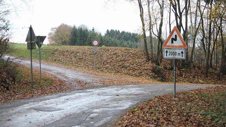 AmOrtsrand von Wildenberg Richtung Hain zweigt der Feldweg ab, der als Baustellenzufahrt genutzt werden könnte.  Foto: Friedwald Schedel