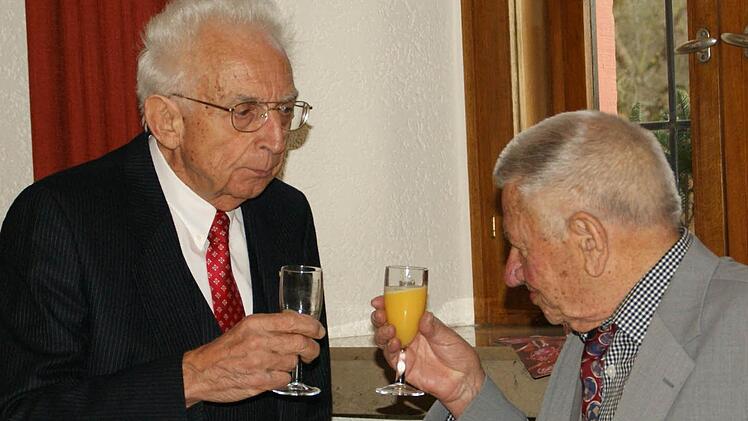 Auf den 90. Geburtstag stößt Ex-Landrat Walter Keller mit dem Jubilar Heiner Schneier (rechts) an.