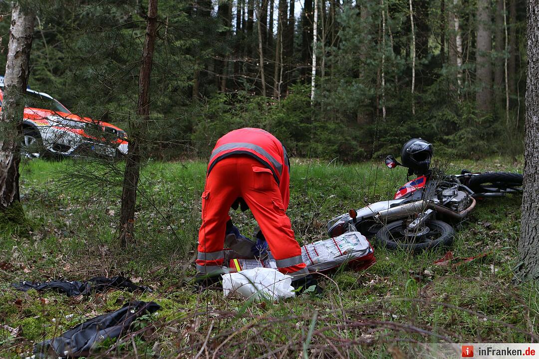 Motorrad und Moped kollidieren bei Pleinfeld