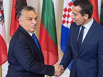 Ungarns Ministerpräsident Viktor Orban (links) reicht dem Gastgeber in Wien, Österreichs Kanzler Christian Kern, die Hand. Foto: Christian Bruna, dpa