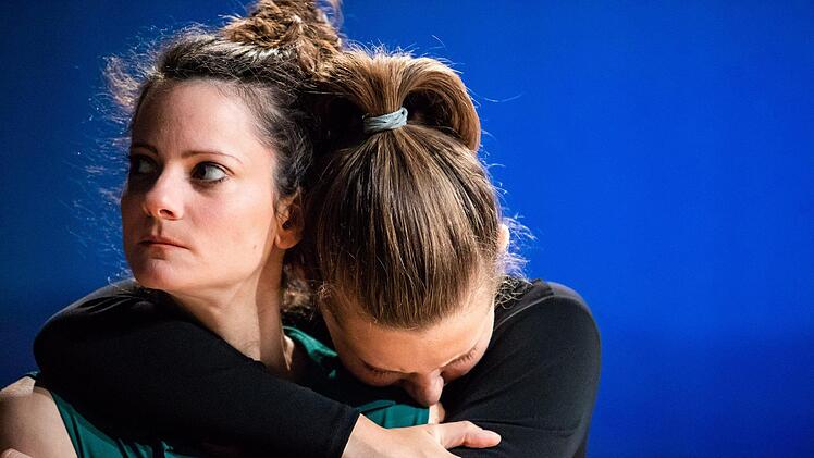 Furioses Kammerspiel: Szene aus der Coburger Erstaufführung der Komödie "Gespräch wegen der Kürbisse" in der Reithalle.Foto: Sebastian Buff